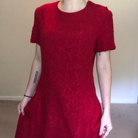 Elegant Red Floral Dress - Picture 3 of 4